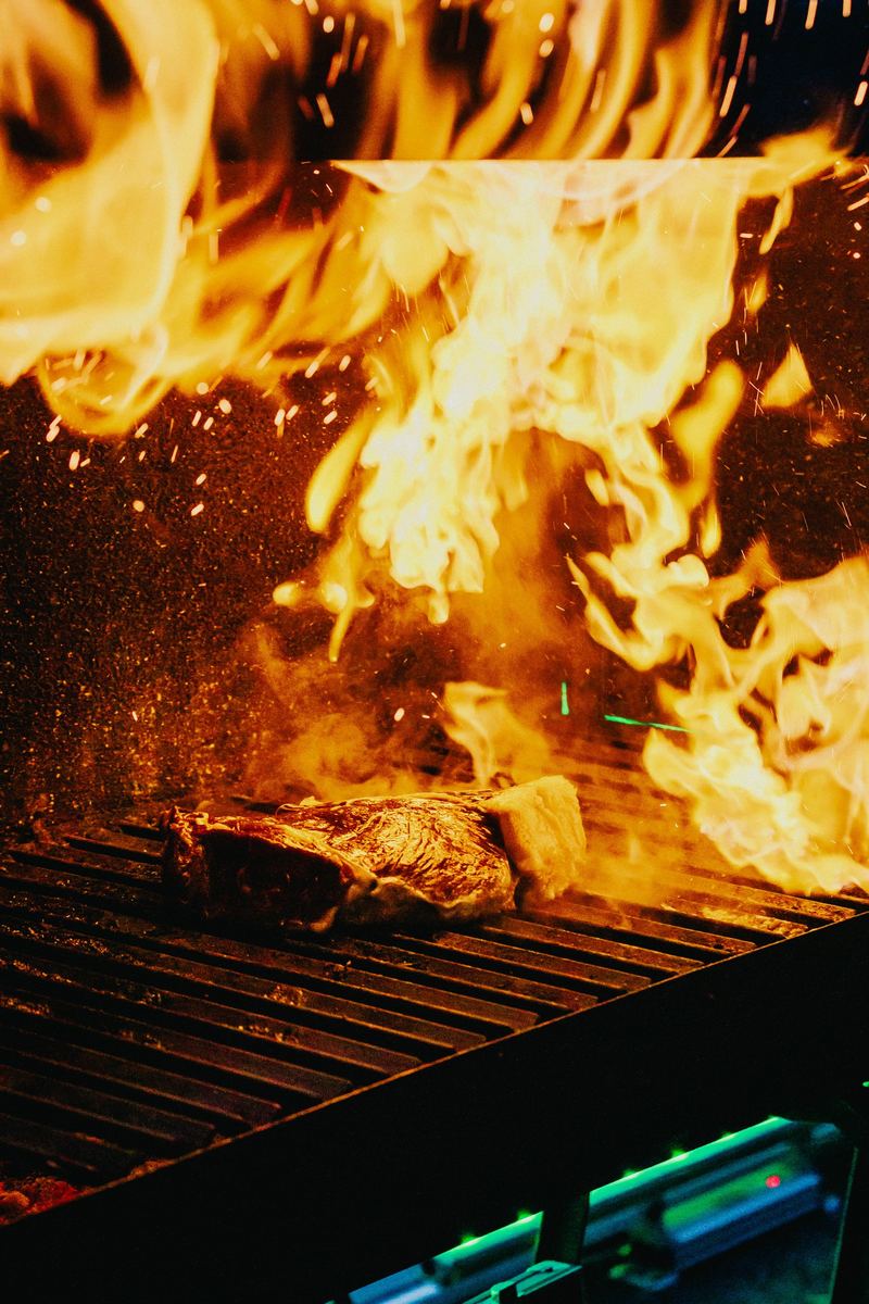 Flambée sur le grill de la cuisine, pièce de viande en cuisson
