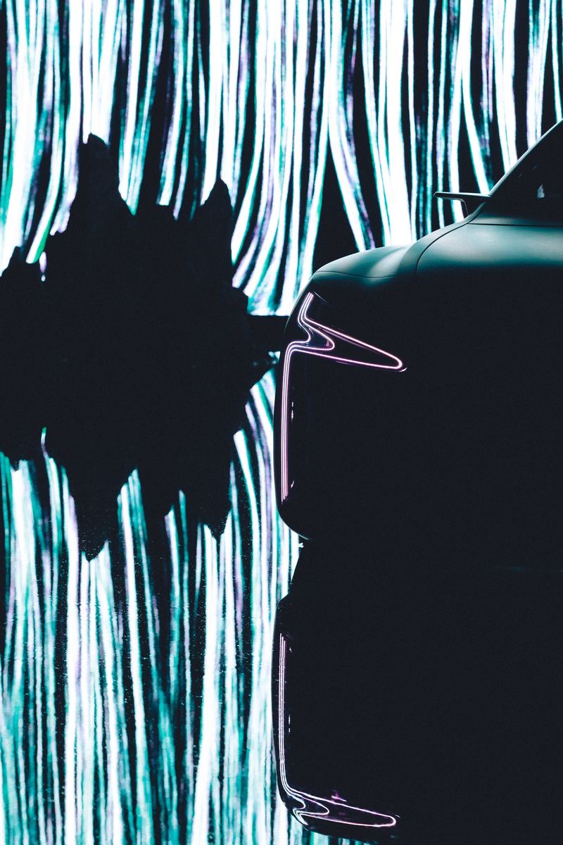 Silhouette du prototype devant un mur de lumière