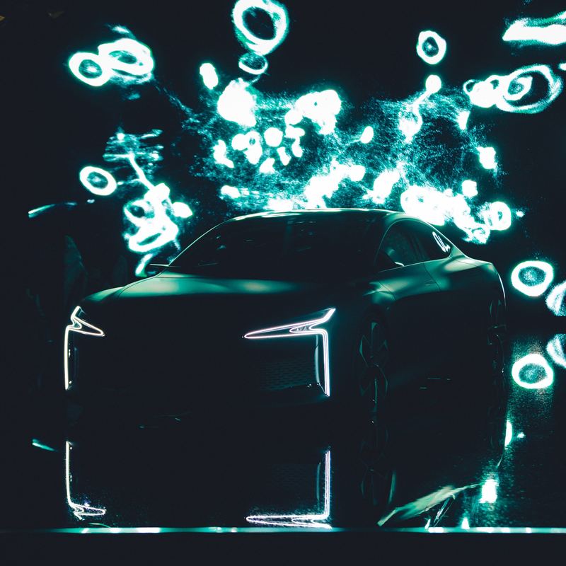 Prototype automobile mis en lumière lors de sa présentation
