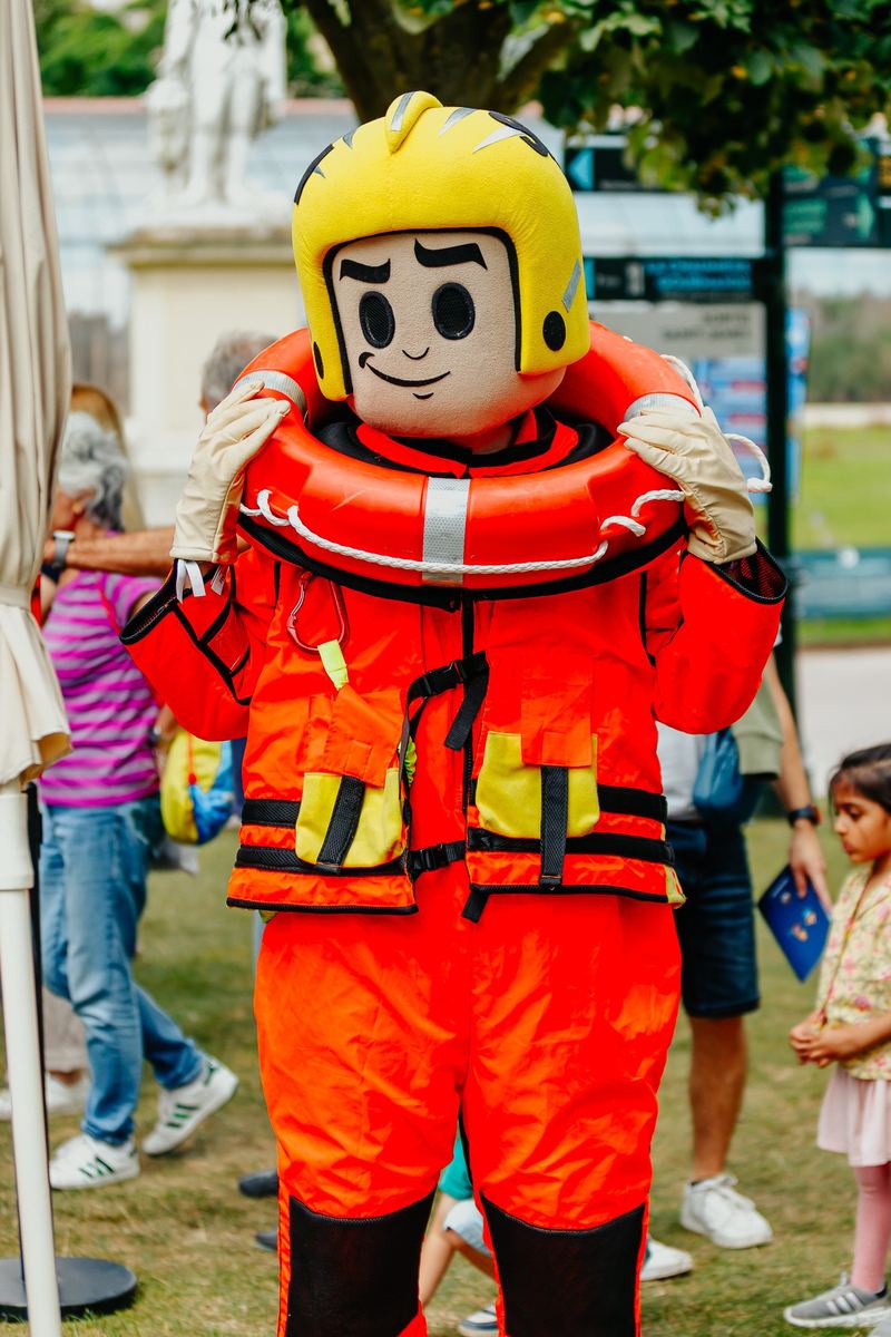 La mascotte des Sauveteurs en mer pose avec une bouée