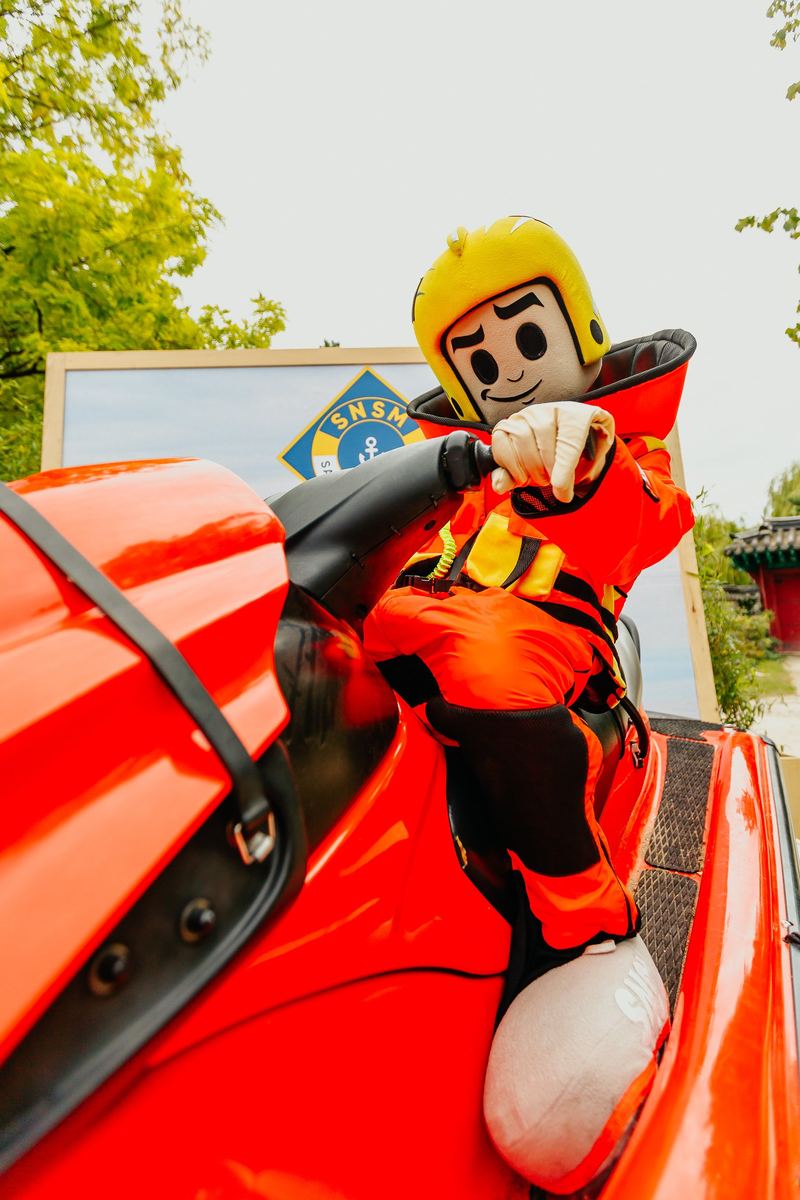 Mascotte des Sauveteurs en mer installée sur un scooter des mers