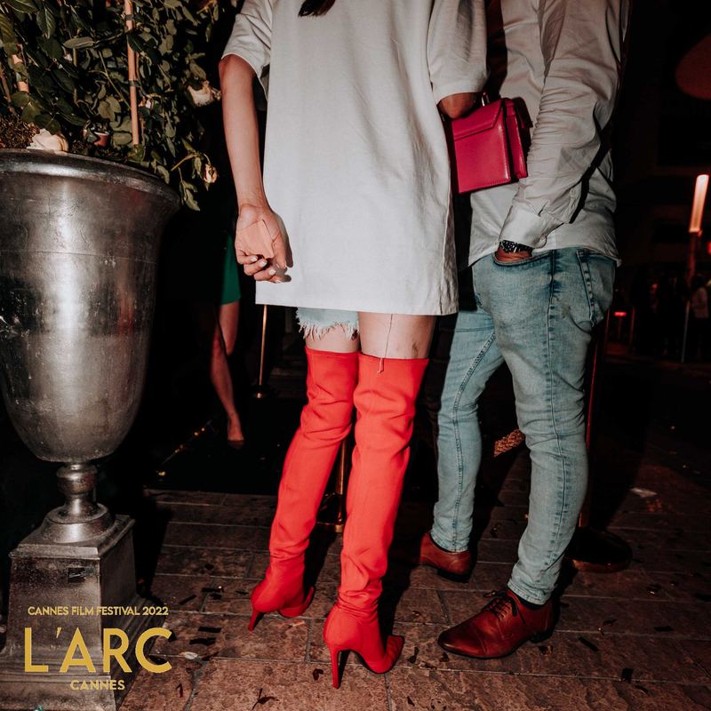 Détail de silhouette : cuissardes et pochette rouges dans la nuit
