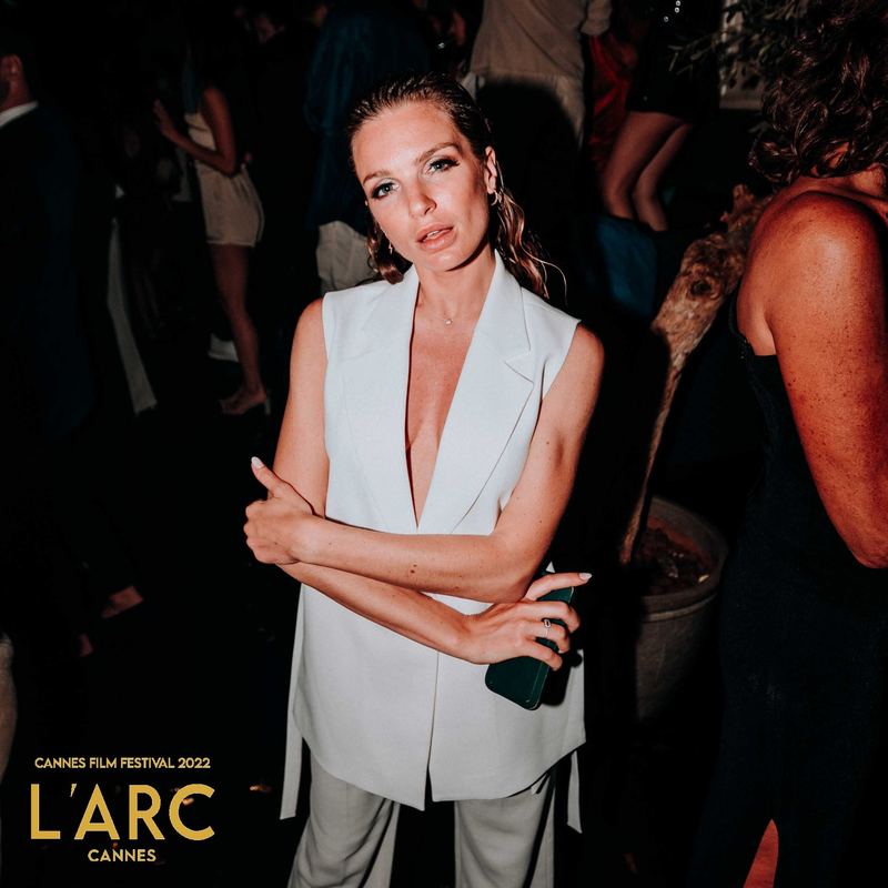 Invitée en veste blanche lors d’une soirée à L’Arc Cannes, Festival de Cannes 2022