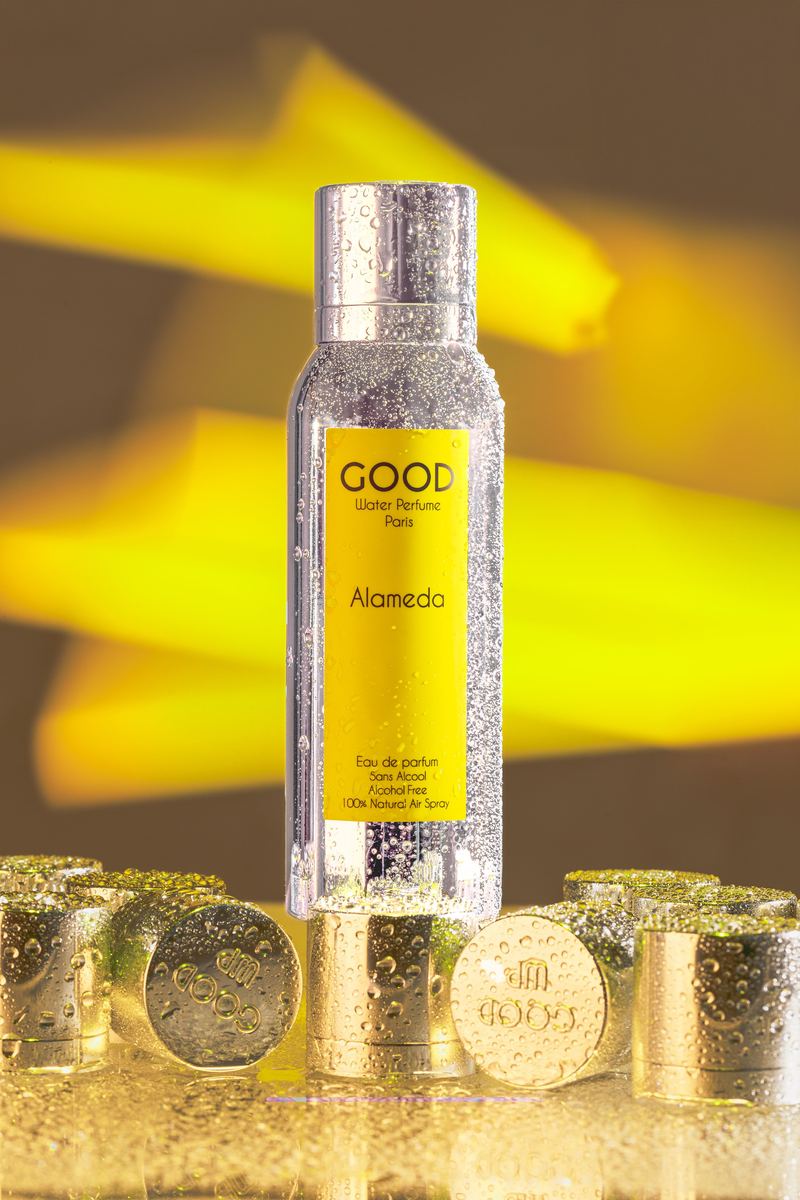 Packshot d’un flacon de parfum sur fond jaune graphique