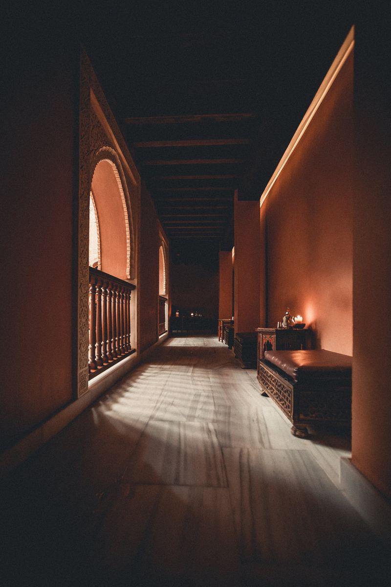 Coursive en enfilade éclairée par la lumière tamisée des arcades