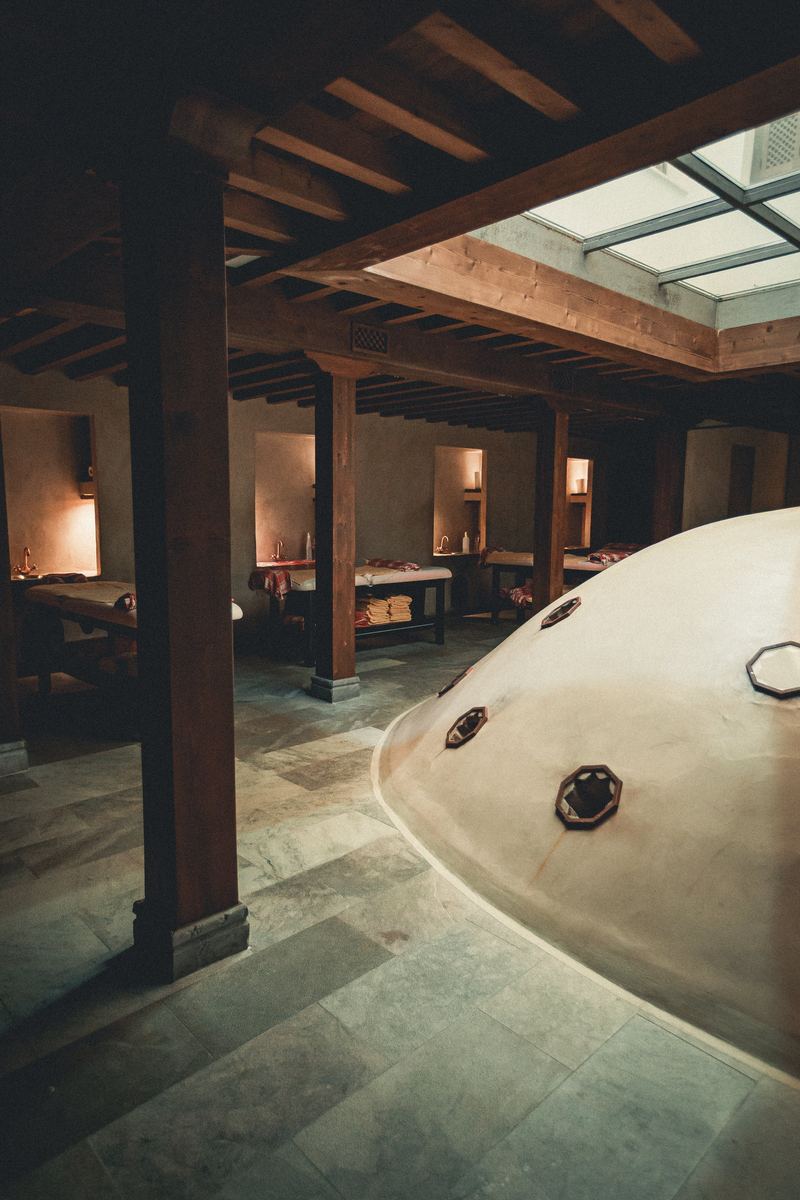 Hammam voûté aux poutres apparentes et coupole de lumière