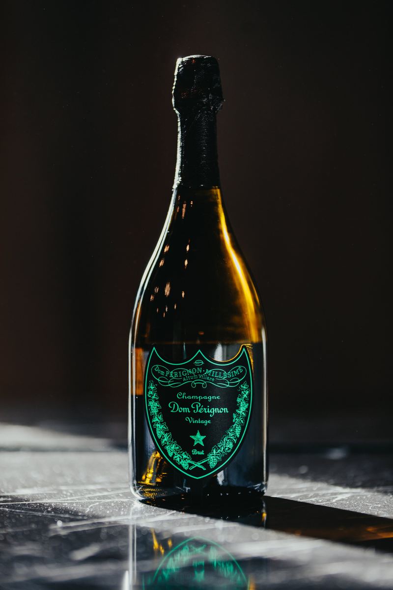 Bouteille de champagne sur marbre sombre, étiquette éclairée