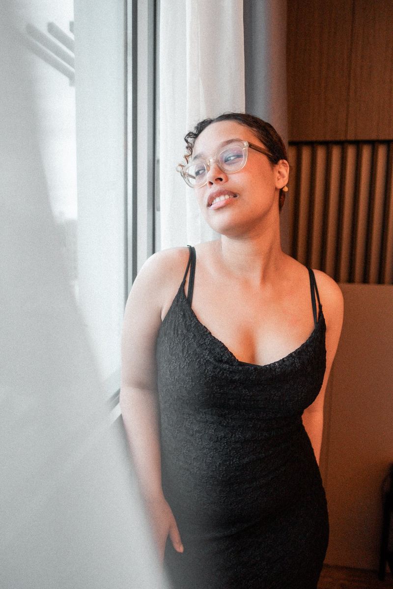 Portrait à la fenêtre, lumière naturelle rasante sur le visage