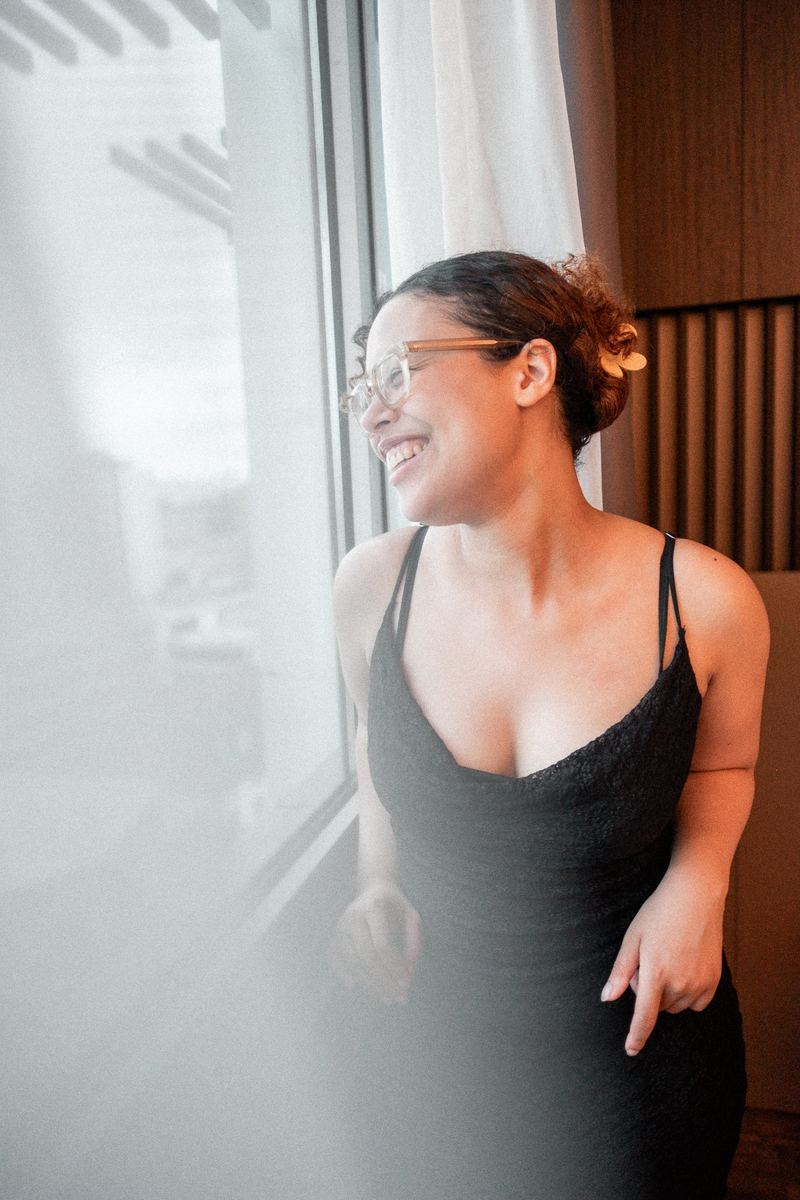 Portrait souriant devant la fenêtre, regard tourné vers l’extérieur